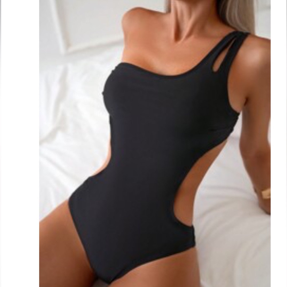 Black One-Shoulder One-Piece Swimsuit